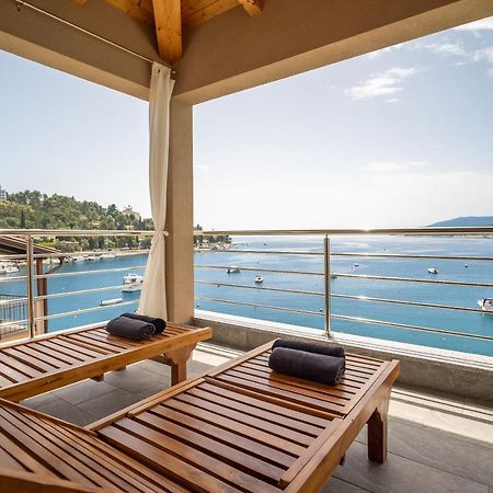 Seafront 2-Bedroom Apartment Nika - Рабац Екстериор снимка