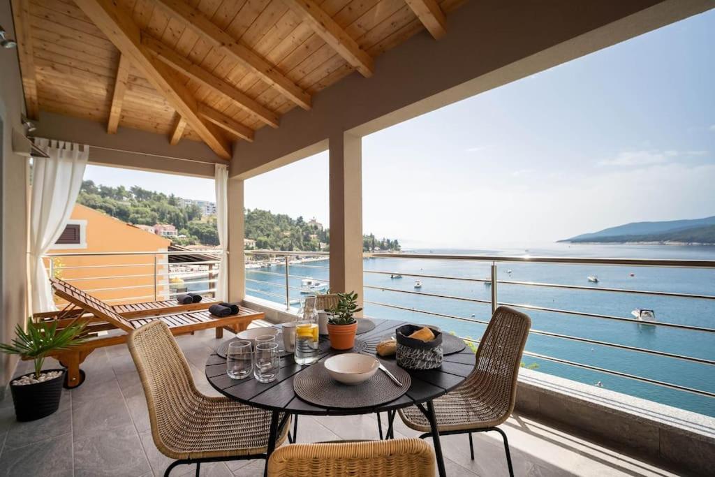 Seafront 2-Bedroom Apartment Nika - Рабац Екстериор снимка