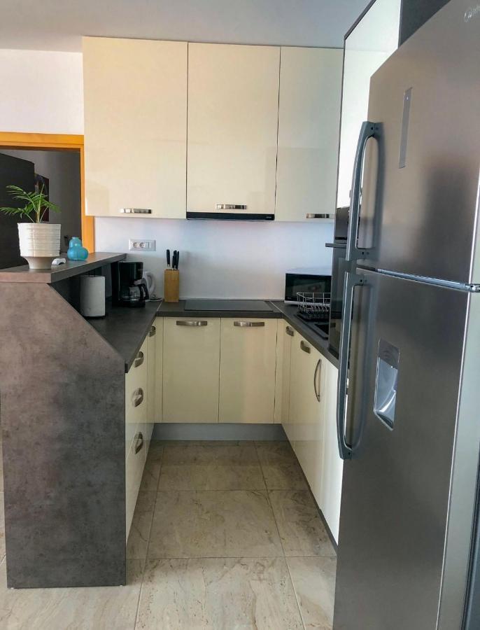 Seafront 2-Bedroom Apartment Nika - Рабац Екстериор снимка