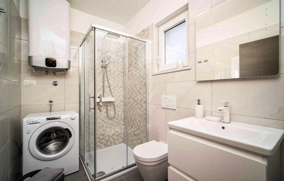 Seafront 2-Bedroom Apartment Nika - Рабац Екстериор снимка