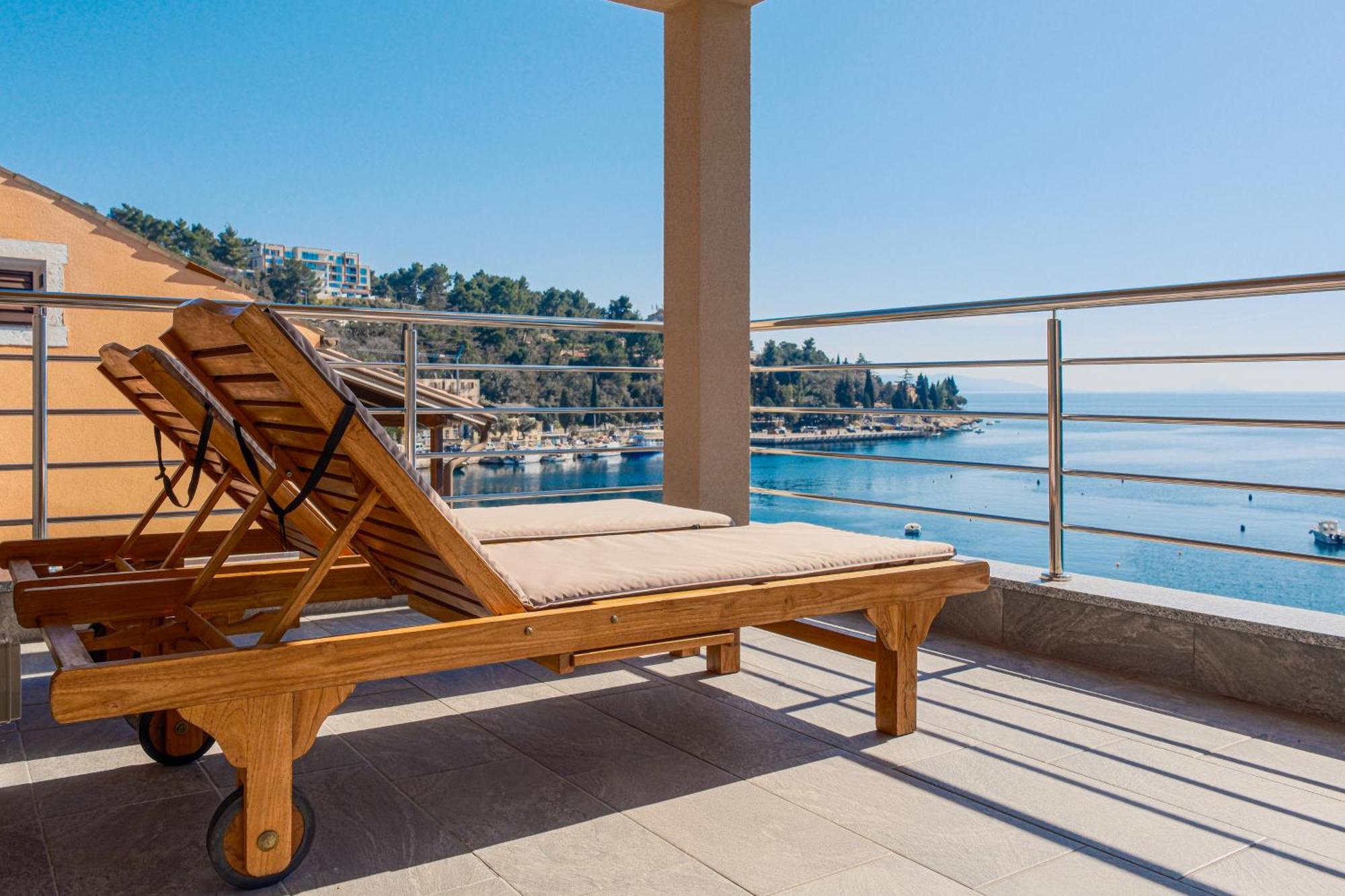 Seafront 2-Bedroom Apartment Nika - Рабац Екстериор снимка