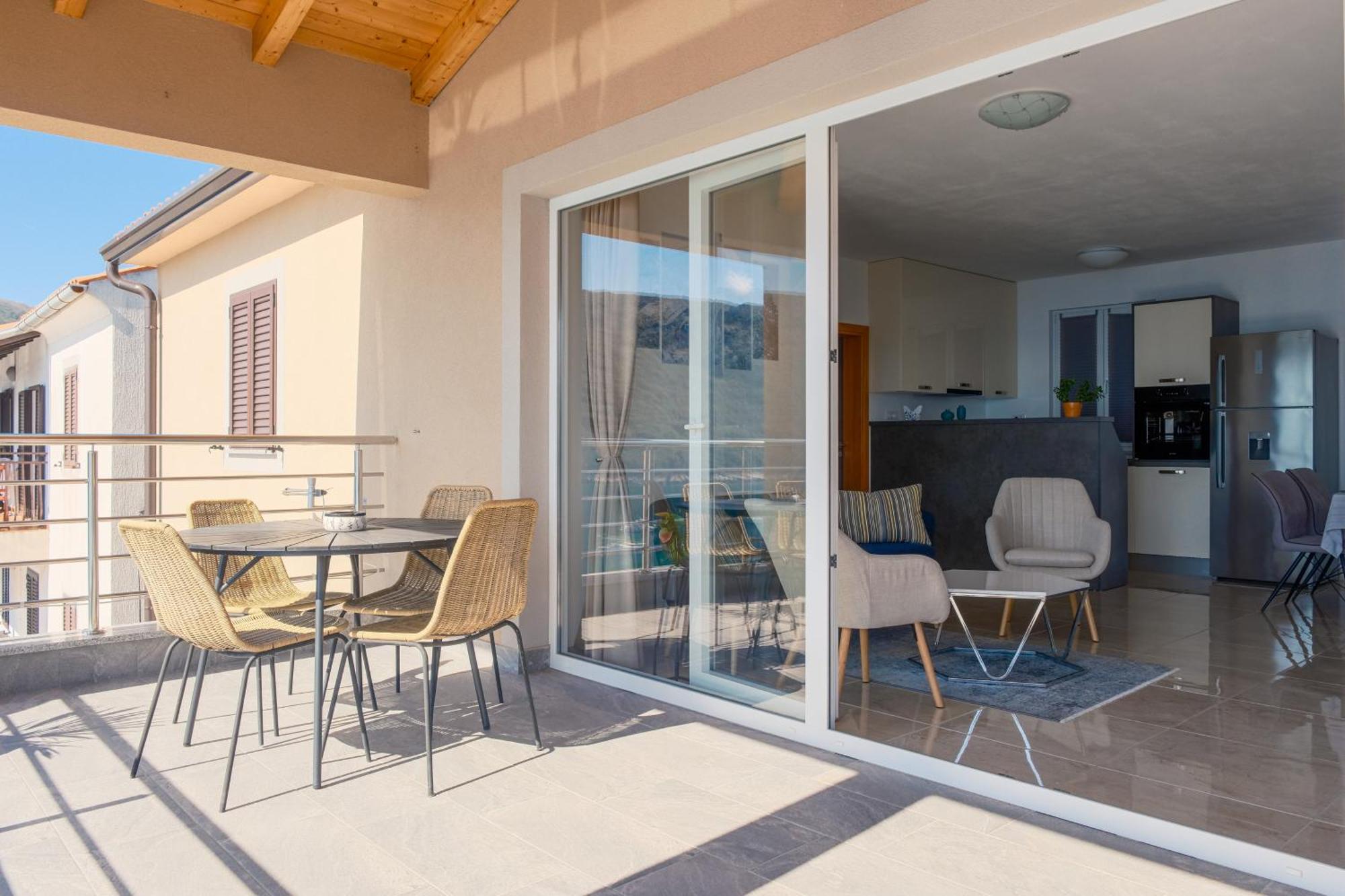 Seafront 2-Bedroom Apartment Nika - Рабац Екстериор снимка